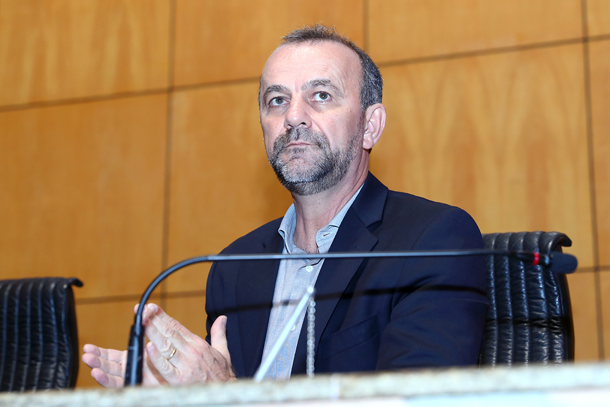Helder Salomão à mesa em seminário na ALES, 2020